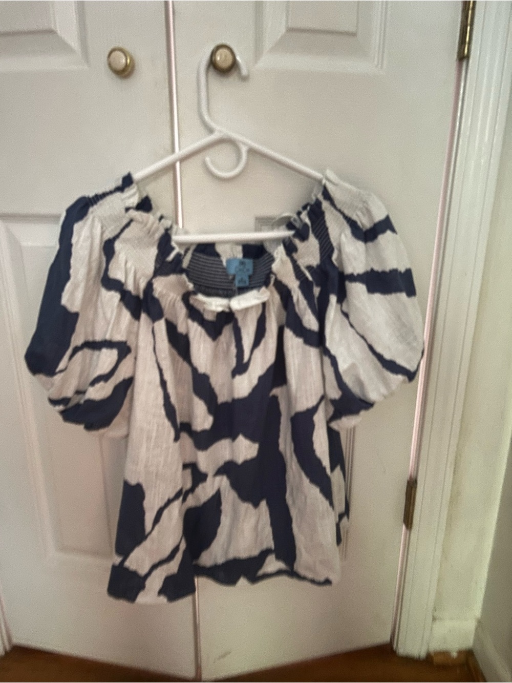 CeCe Navy and White Abstract Puff Sleeve Blouse
